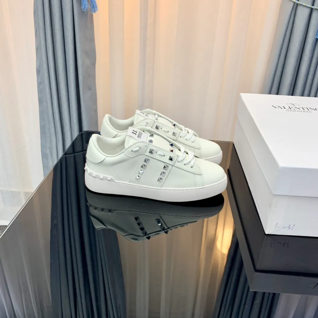 👟👟Ex-factory price 480👟👟 Women's Shoes Women's Clothing Women's Shoes Women's Clothing VALENTINO Valentino sneakers 23ss new letter sneakers white shoes lace-up sneakers Zhang Yixing's same rivet lace-up casual shoes sneakers The highest version on the market! All details are consistent with the original version. Buy the original 1:1 replica. Material: Original imported pebbled cowhide with VT original webbing. 3D printed color pattern. Inner lining: Imported cowhide lining. Cowhide foot pads. Outsole: exclusive molded T👟👟factory price U wear-resistant outsole. Strap: with rubber texture VLTN LOGO. Insole: genuine consistent rubber insole. Original box and full set of original packaging. Size: 35-40 (41🉑️Customized, non-refundable) 38-44 (45🉑️Customized, non-refundable)